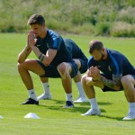 Adam Rychlý (vlevo) s Jiřím Janoščínem se zřejmě na prvním tréninku modlí za úspěšnou sezonu. Foto: Vladimír Žurek