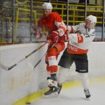 Porážka s Vyškovem musela opavské hokejisty (v červených dresech) pořádně bolet, protože jim zabránila v postupu do play-off. Foto: Vladimír Žurek